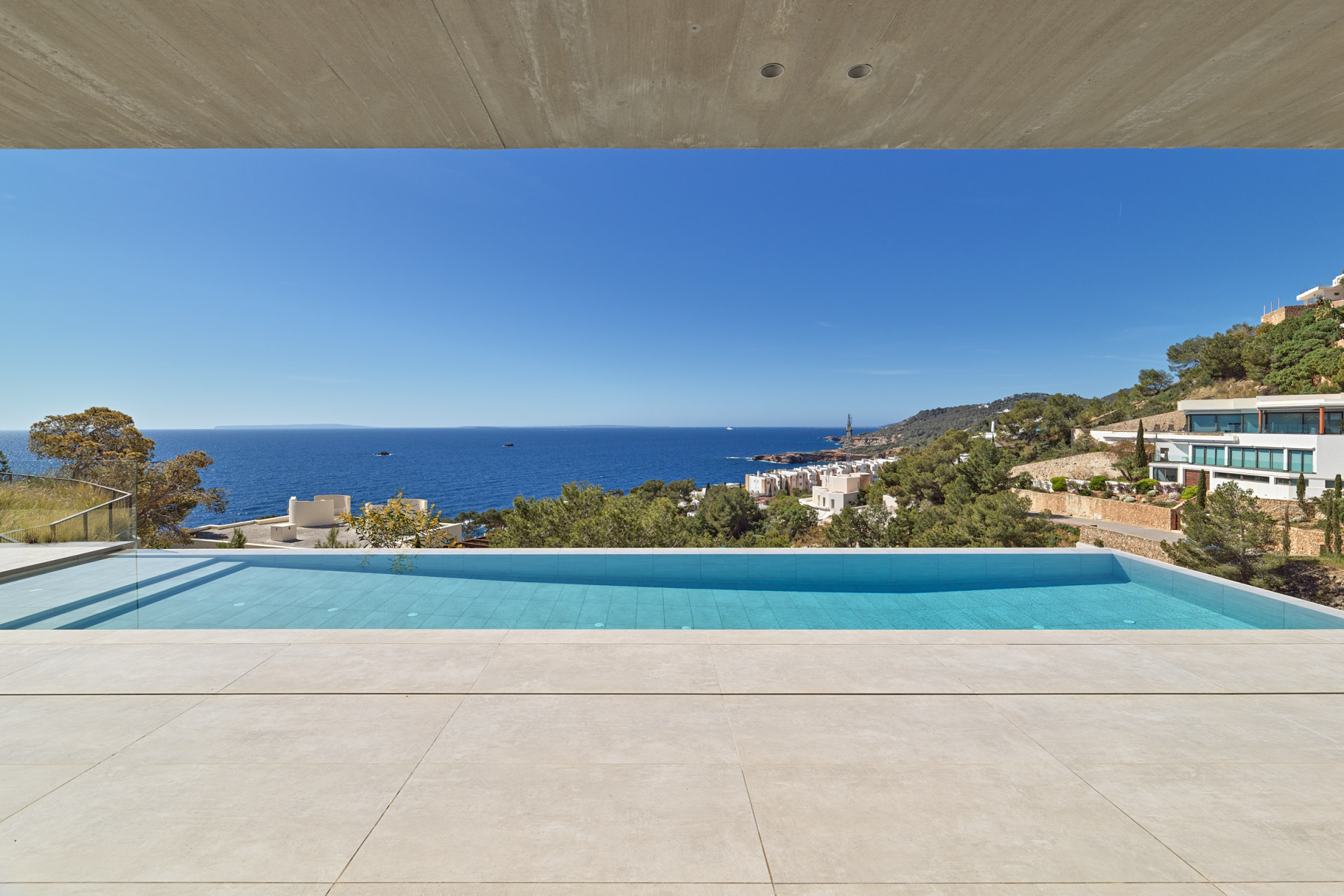 Villa minimalista moderna con vistas panorámicas - 1