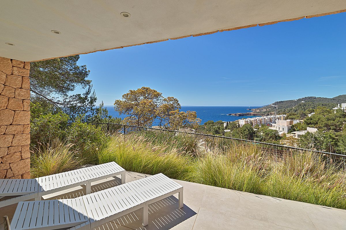 Villa minimalista moderna con vistas panorámicas - 17