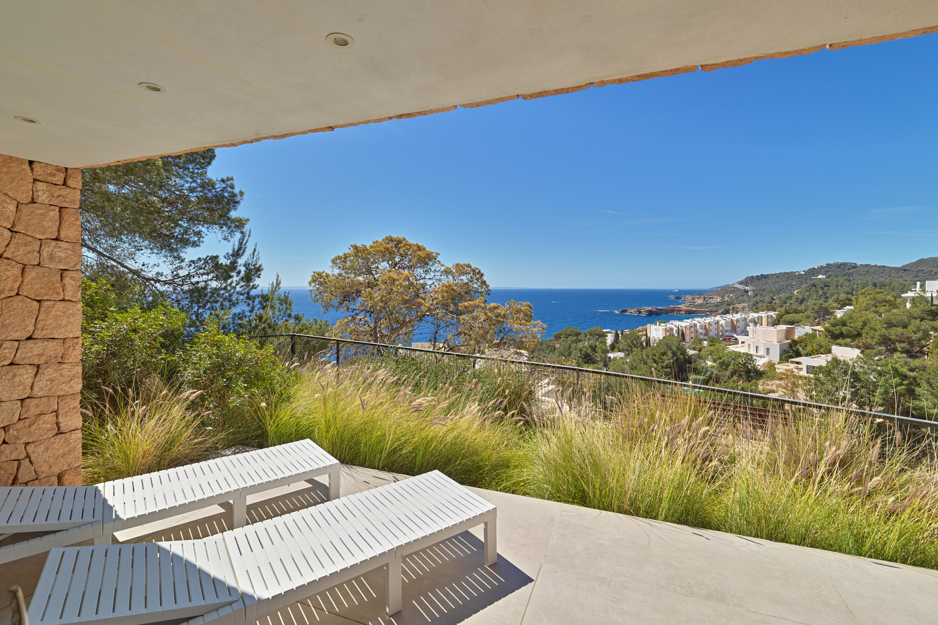 Villa minimalista moderna con vistas panorámicas - 17