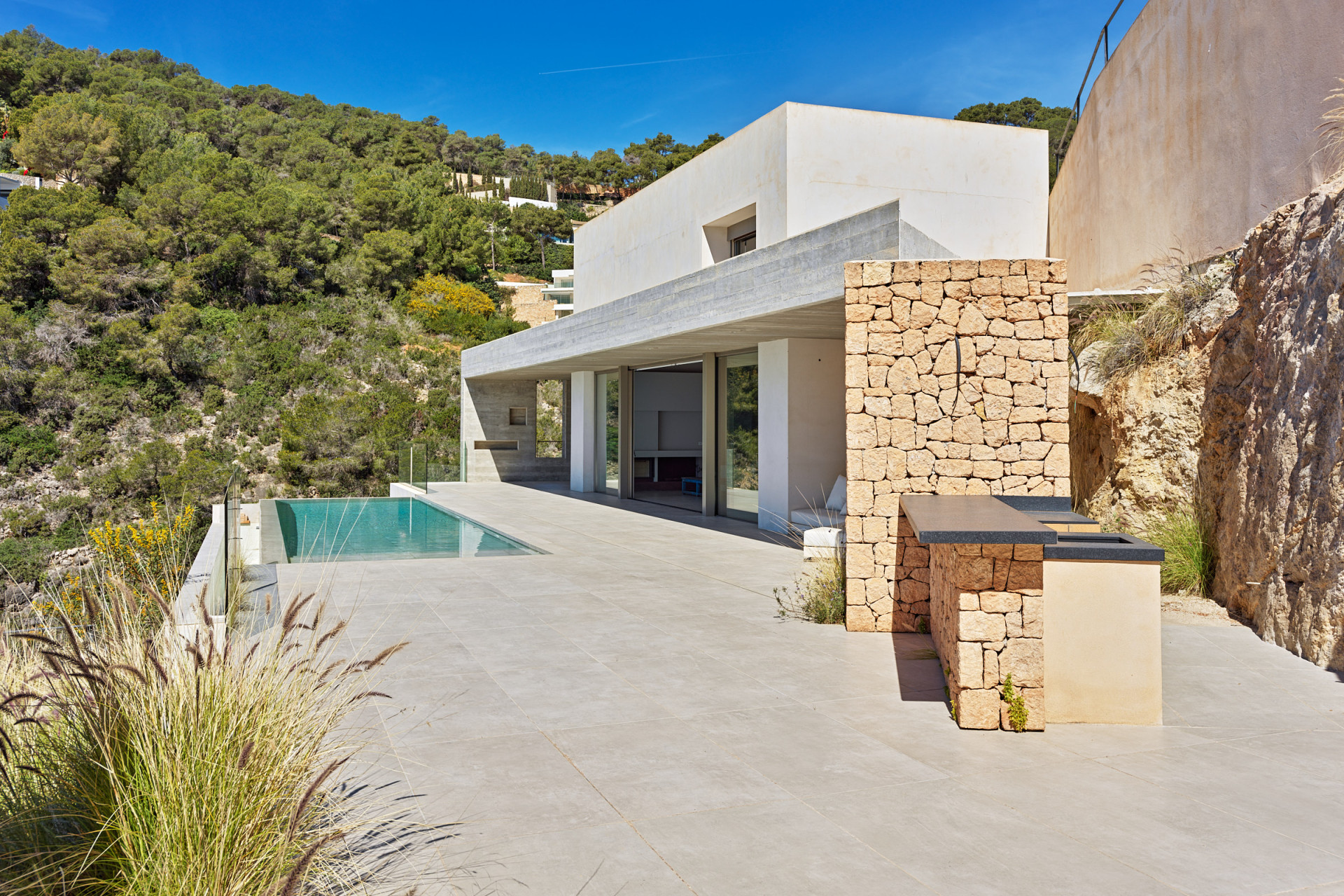 Villa minimalista moderna con vistas panorámicas - 18