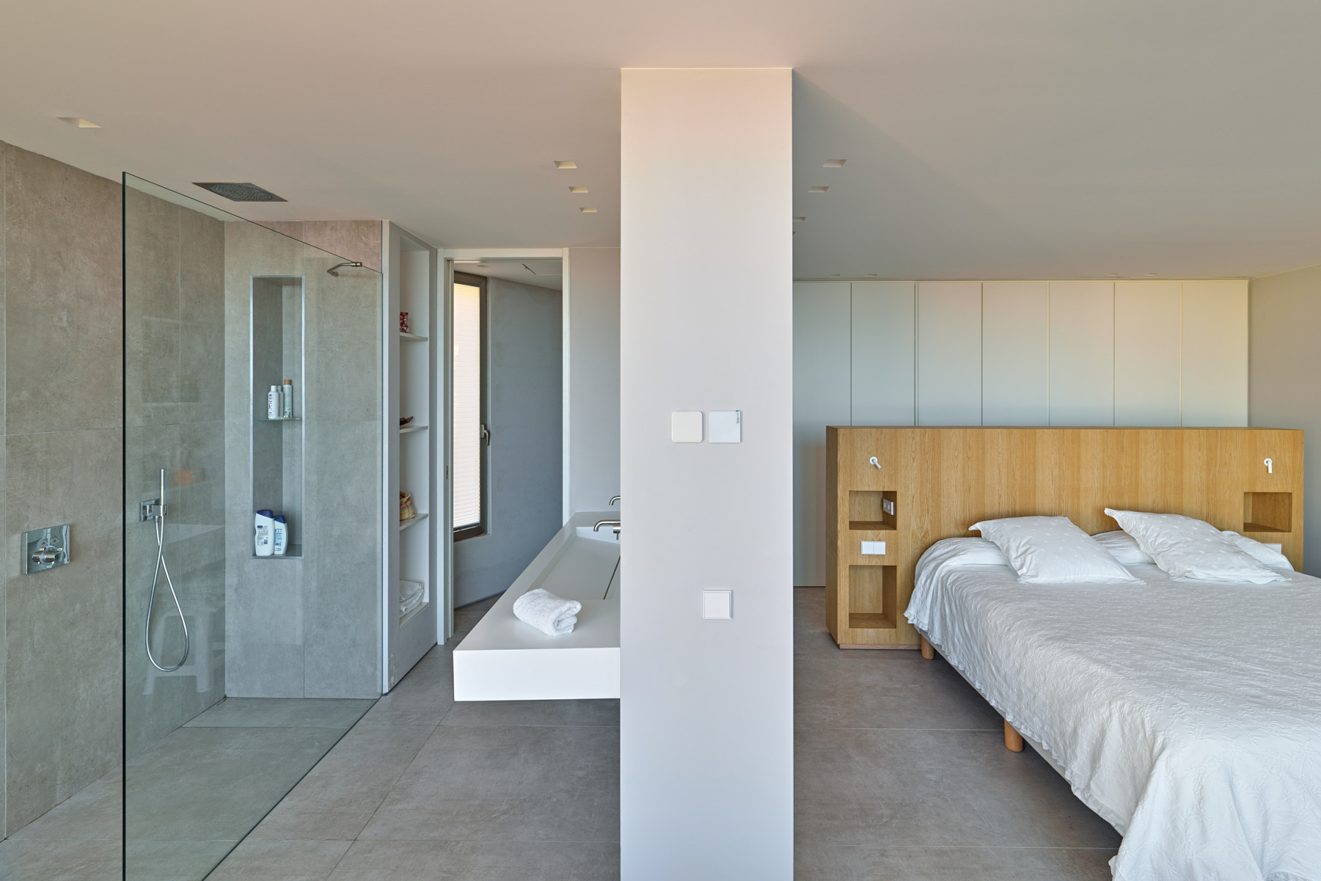 Villa minimalista moderna con vistas panorámicas - 13