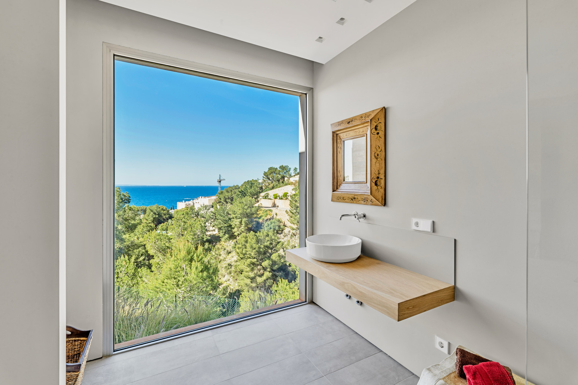 Villa minimalista moderna con vistas panorámicas - 12