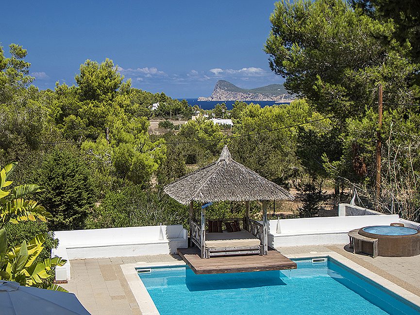 Casa mediterránea con vistas al mar y amplias terrazas - 1