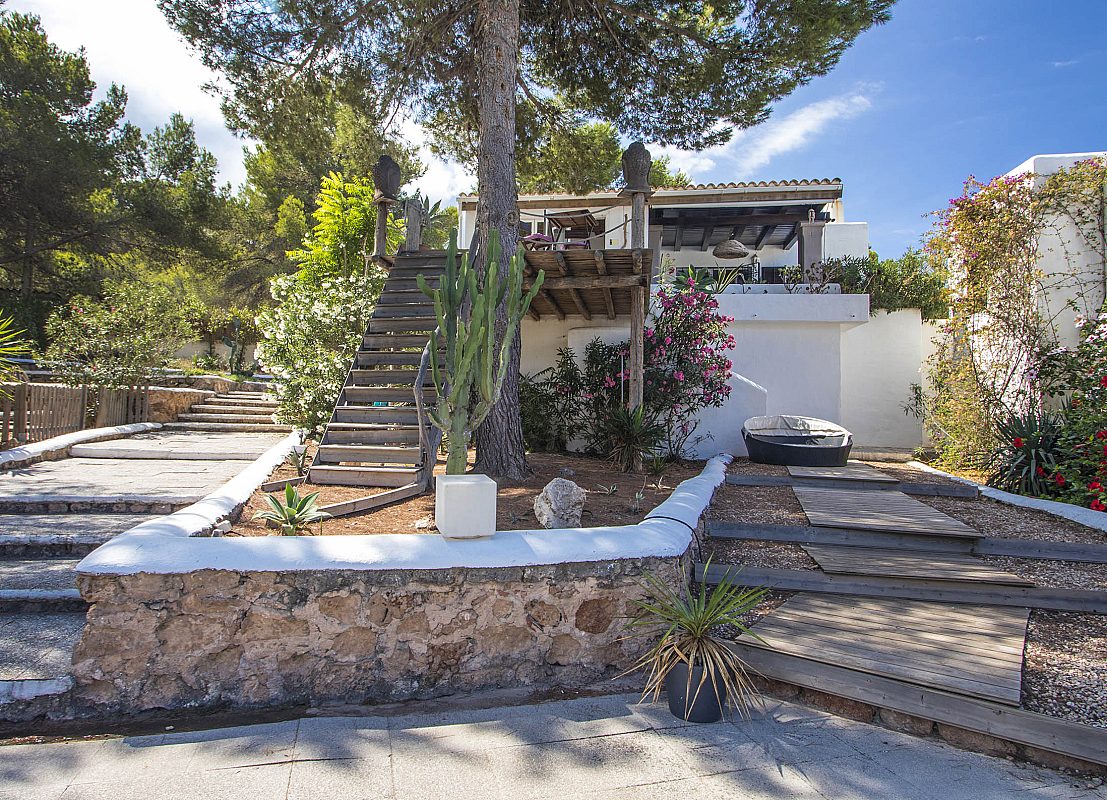 Casa mediterránea con vistas al mar y amplias terrazas - 12