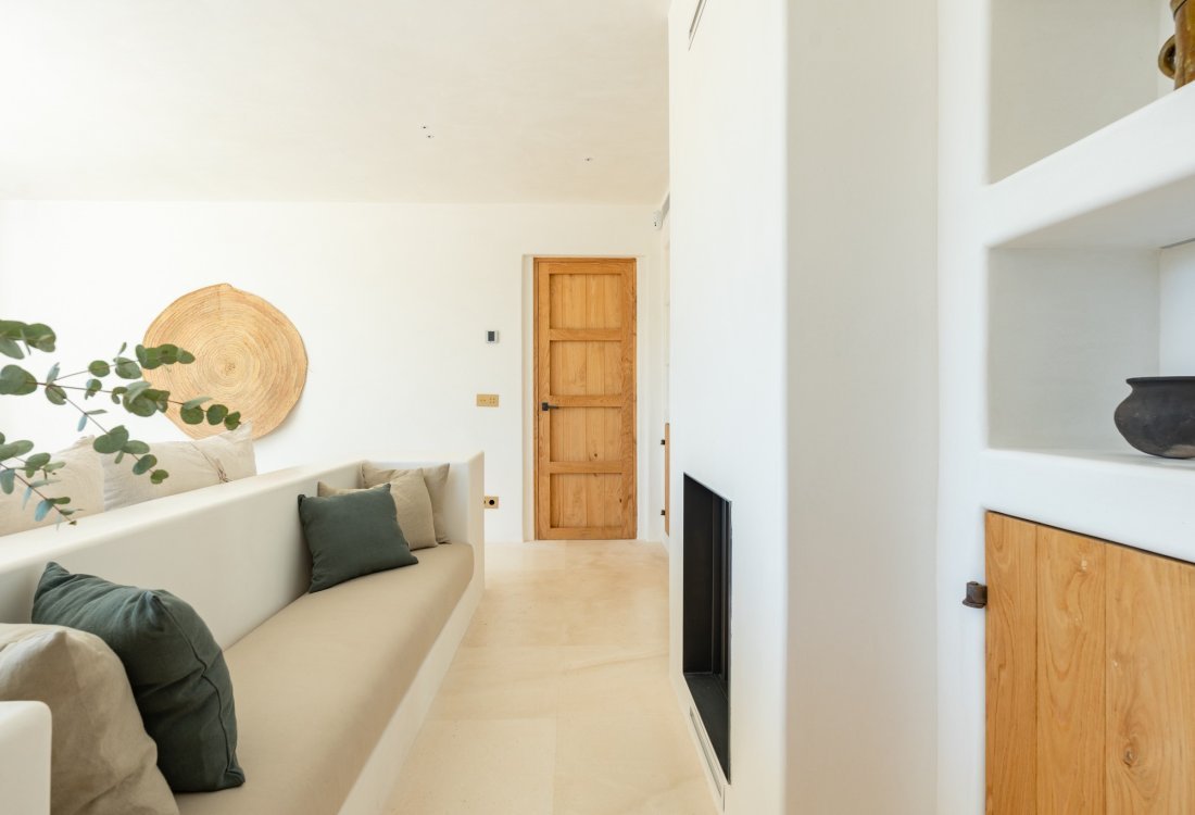 Finished Blakstad finca with views over the valley - 32