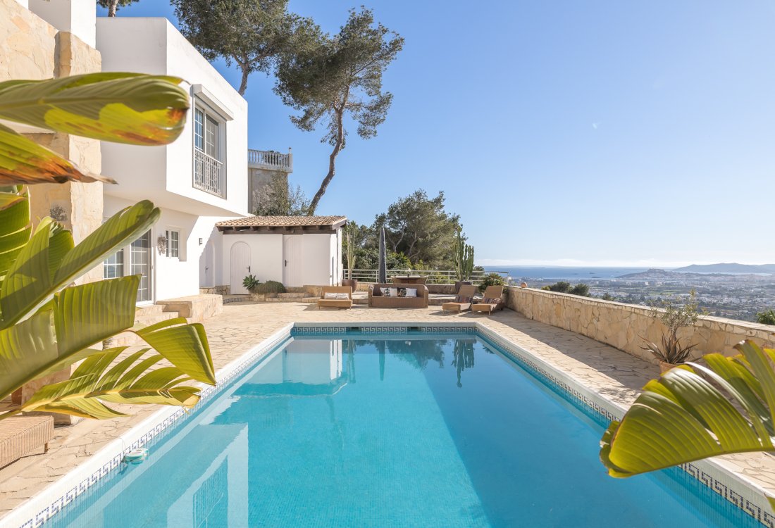 Propiedad representativa con espectaculares vistas panorámicas - 2