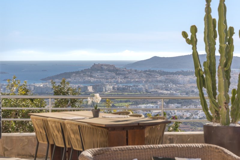 Propiedad representativa con espectaculares vistas panorámicas - 1