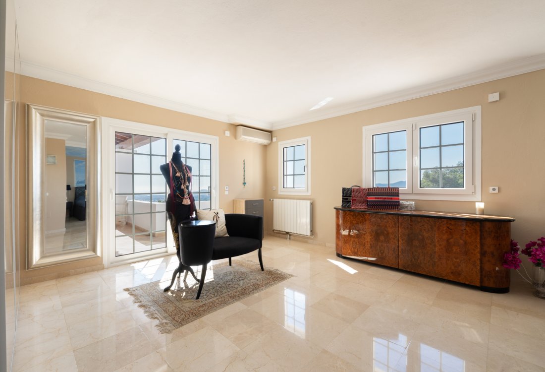 Propiedad representativa con espectaculares vistas panorámicas - 8