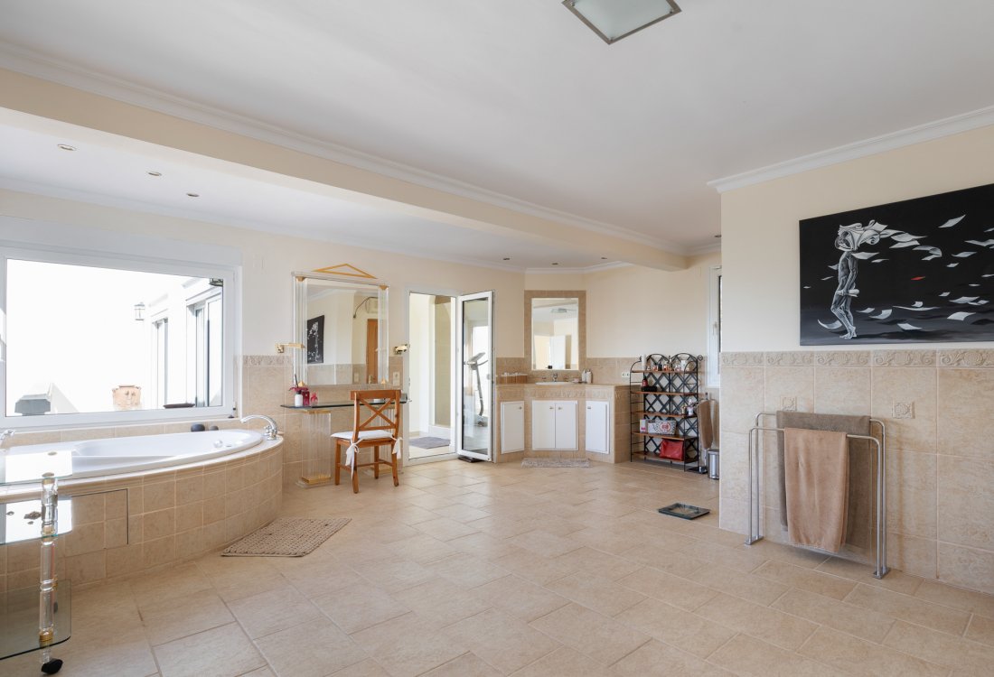 Propiedad representativa con espectaculares vistas panorámicas - 9