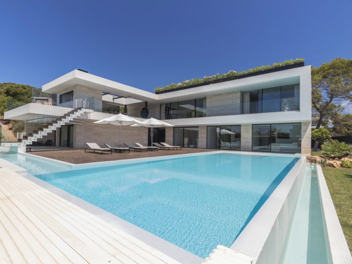Spacious designer villa in an exclusive gated community - 1