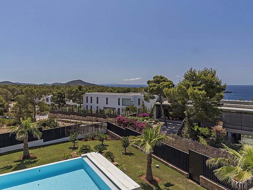 Spacious designer villa in an exclusive gated community - 3
