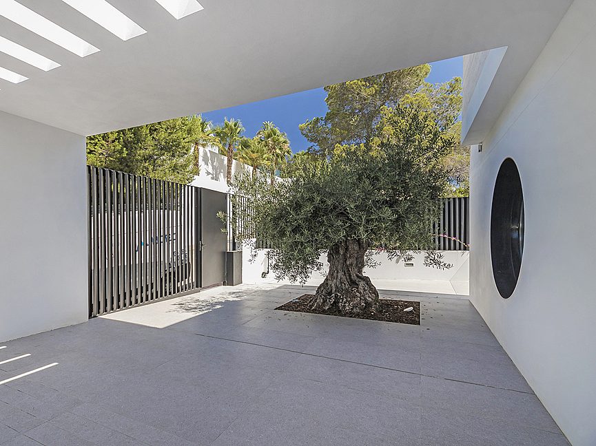 Spacious designer villa in an exclusive gated community - 8