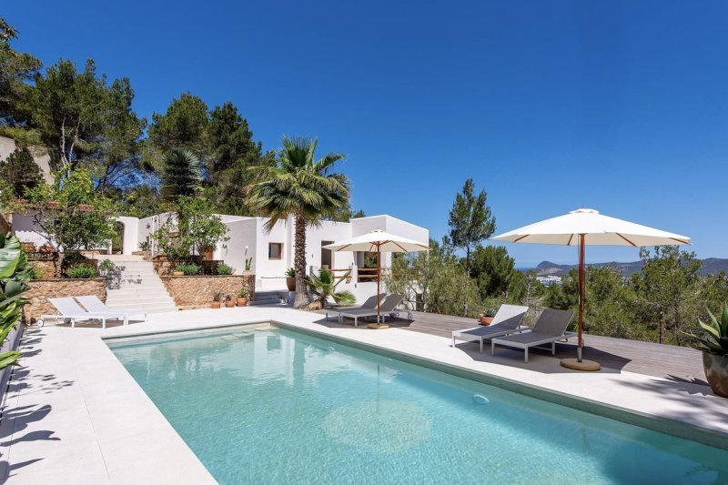 Renovated villa with sea and mountain views - 2