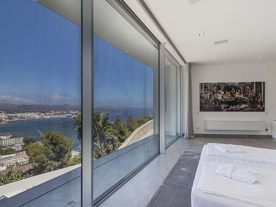 Villa moderna y única con vistas espectaculares - 13