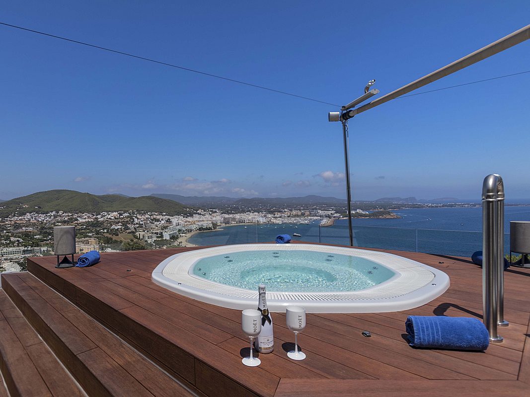 Villa moderna y única con vistas espectaculares - 16