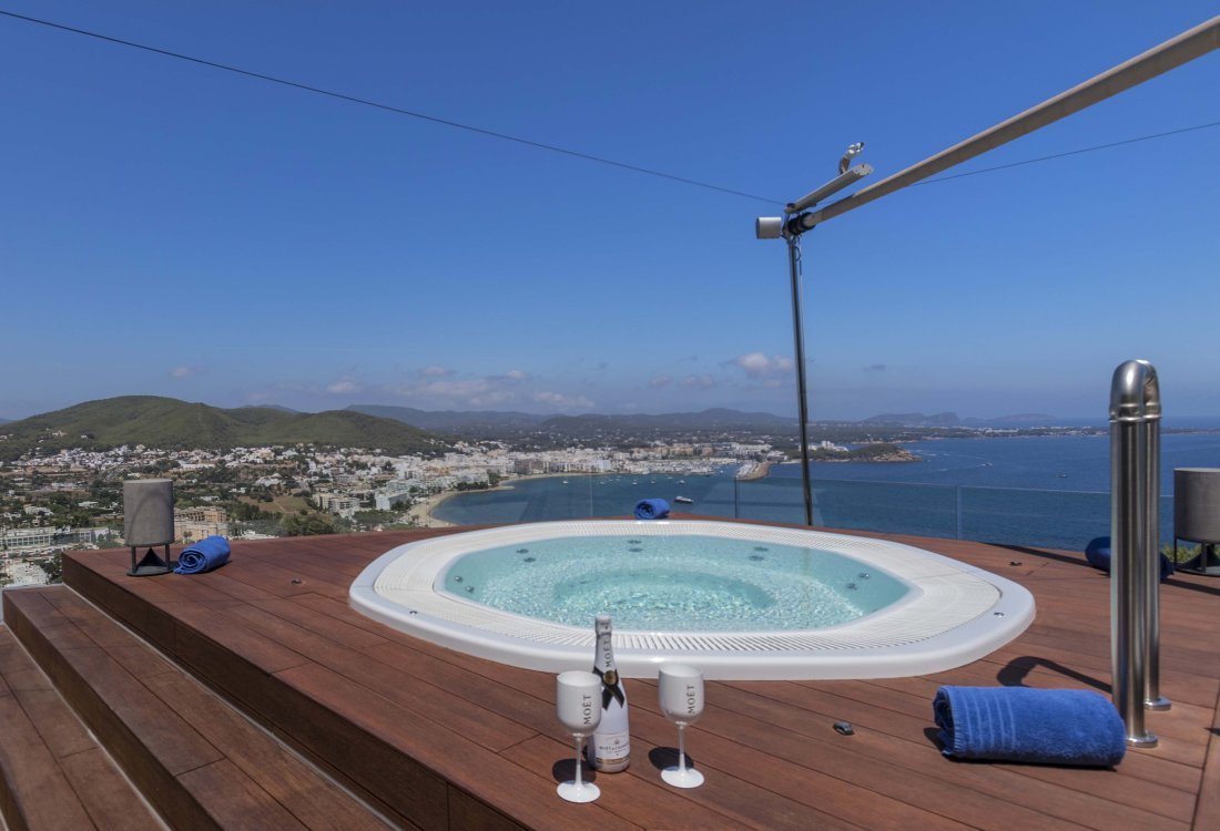 Unique modern villa with spectacular views - 16