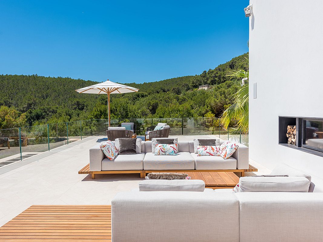 Impressive estate on a private mountain - 17