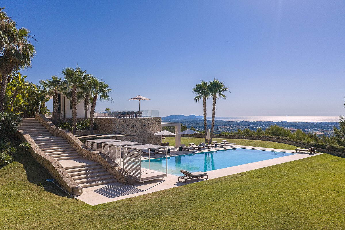 Impressive estate on a private mountain - 15