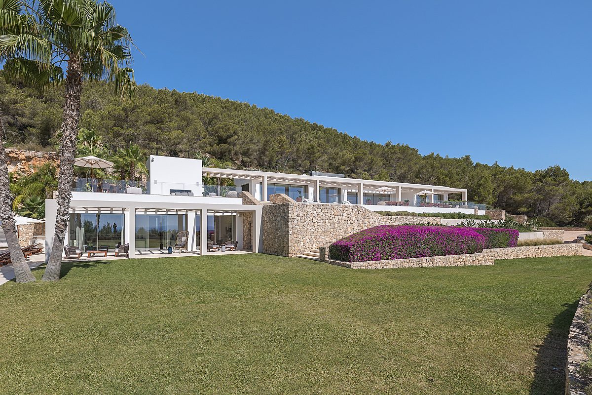Impressive estate on a private mountain - 29