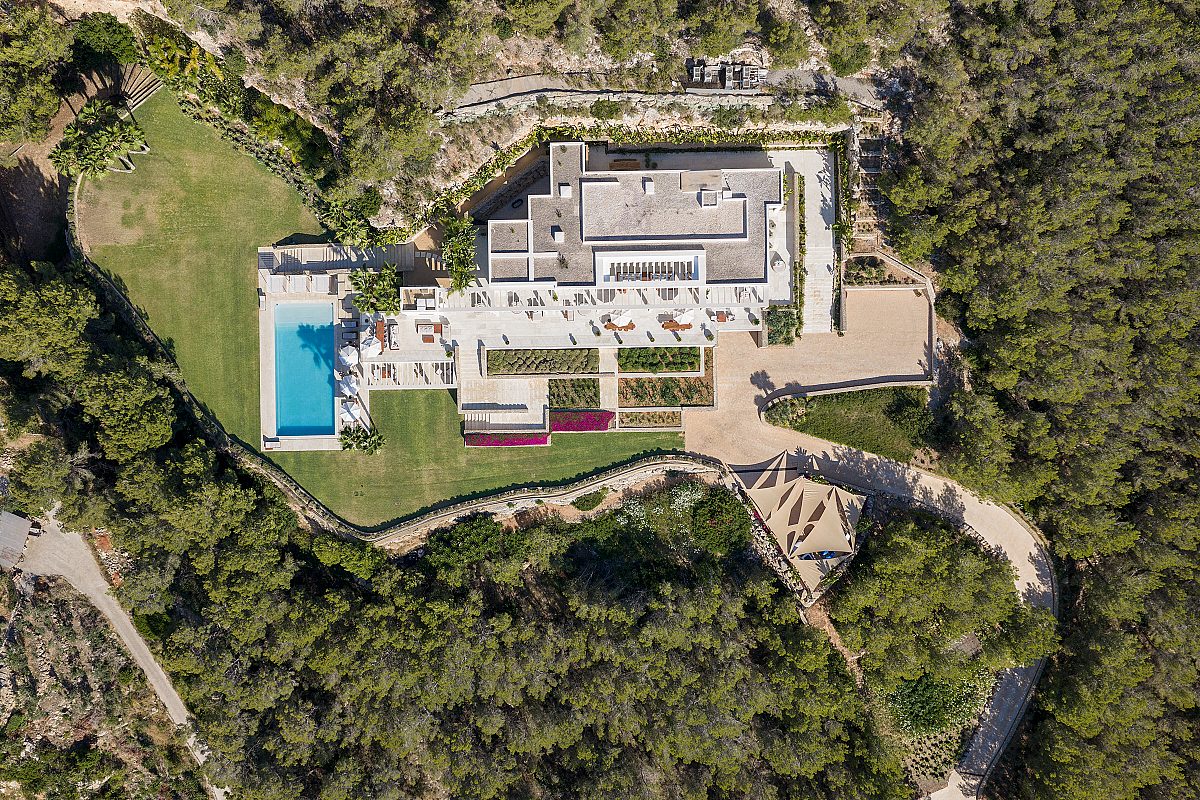 Impressive estate on a private mountain - 36