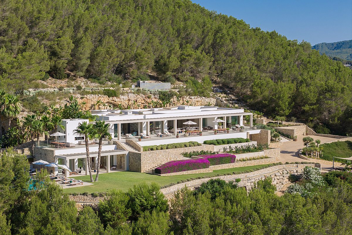 Impressive estate on a private mountain - 34
