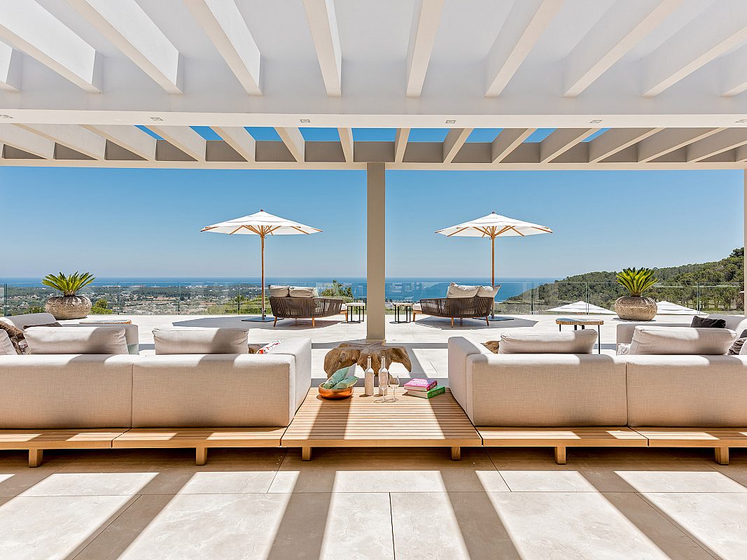 Impressive estate on a private mountain - 1