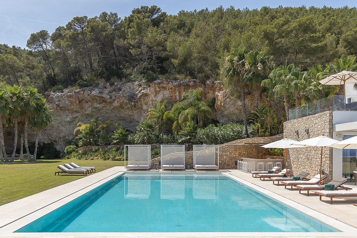 Impressive estate on a private mountain - 8