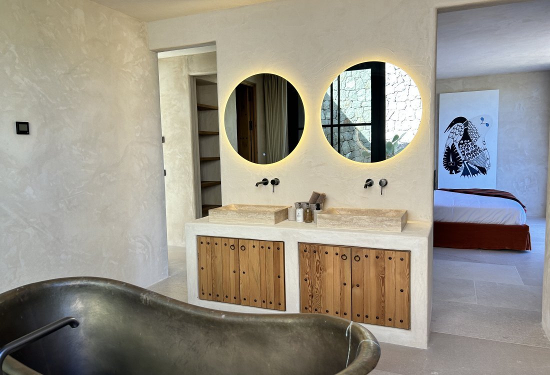 Outstanding villa with sunset sea views - 25