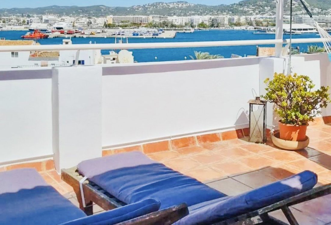 Three apartment property in the old town - 17