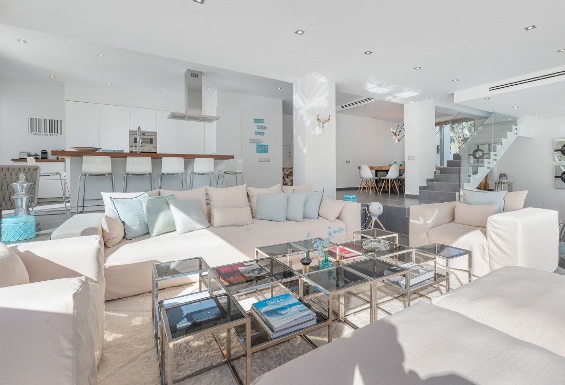 Exclusiva villa de diseño con vistas panorámicas en urbanización privada - 3