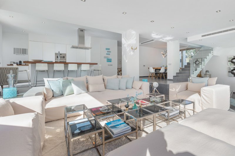 Exclusiva villa de diseño con vistas panorámicas en urbanización privada - 3