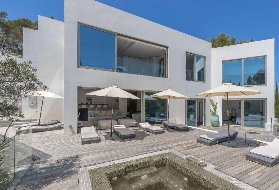 Exclusiva villa de diseño con vistas panorámicas en urbanización privada - 2