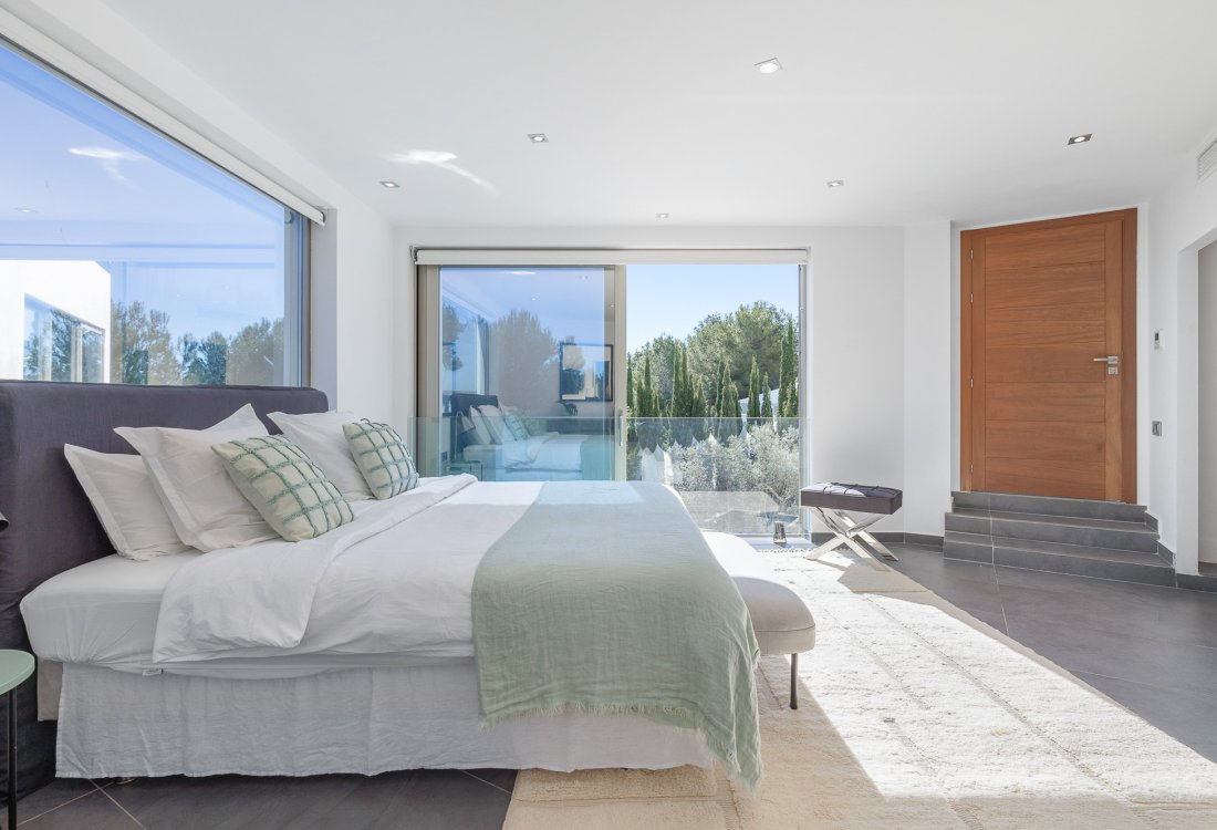 Exclusiva villa de diseño con vistas panorámicas en urbanización privada - 8