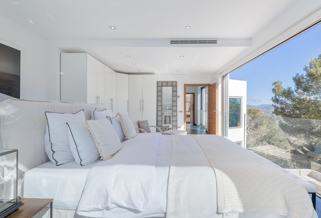 Exclusiva villa de diseño con vistas panorámicas en urbanización privada - 4