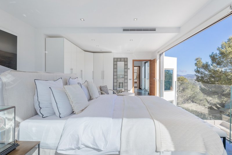 Exclusiva villa de diseño con vistas panorámicas en urbanización privada - 4