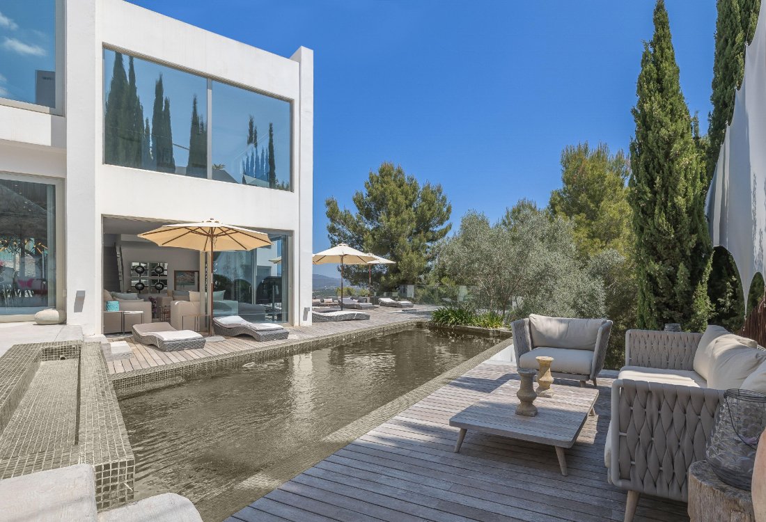 Exclusiva villa de diseño con vistas panorámicas en urbanización privada - 1