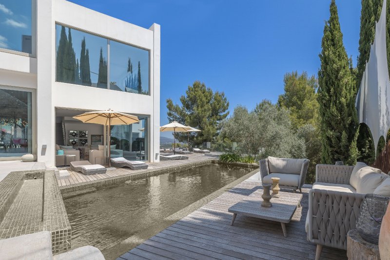 Exclusiva villa de diseño con vistas panorámicas en urbanización privada - 1