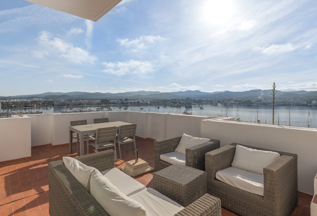 Ático en primera línea del puerto con amplia terraza en la azotea - 6