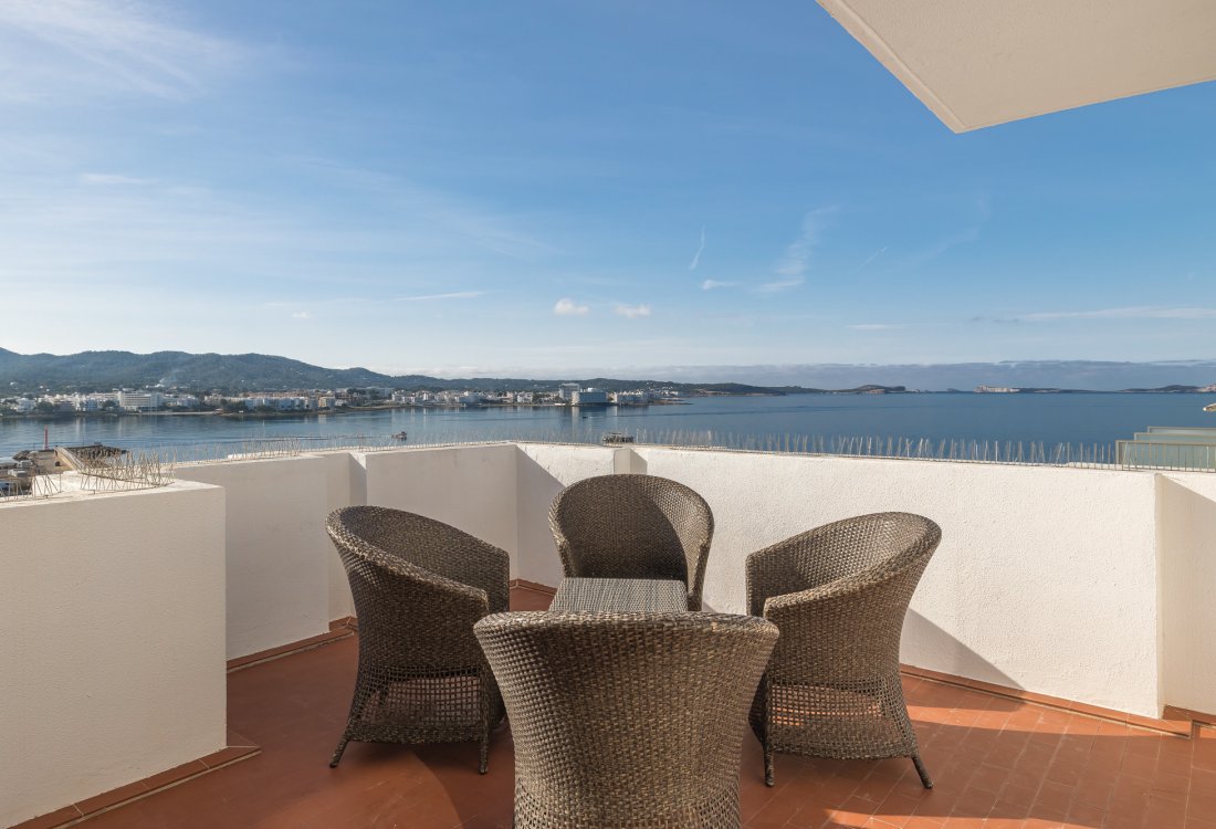 Ático en primera línea del puerto con amplia terraza en la azotea - 3