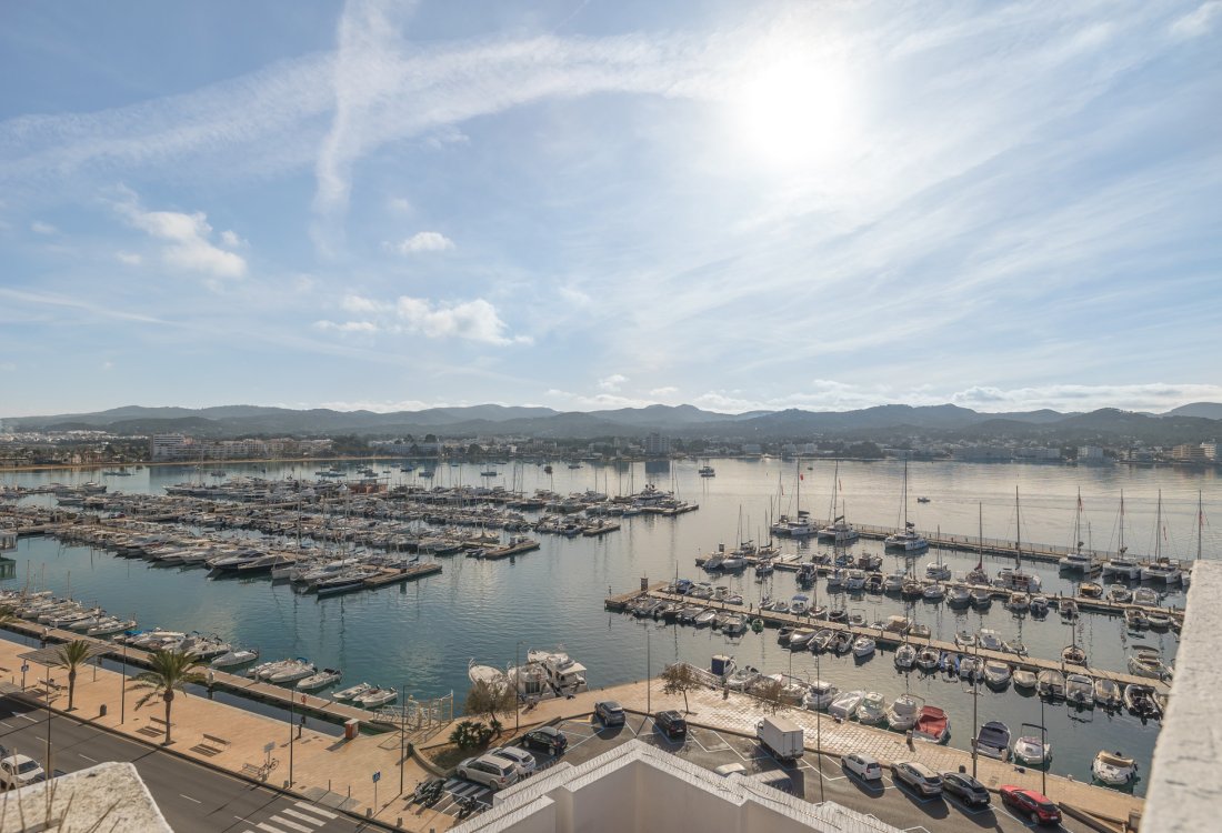 Ático en primera línea del puerto con amplia terraza en la azotea - 1
