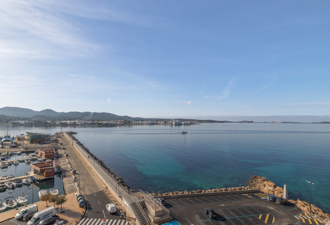 Ático en primera línea del puerto con amplia terraza en la azotea - 11
