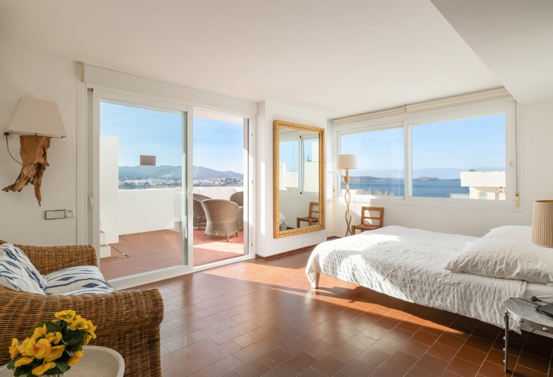 Ático en primera línea del puerto con amplia terraza en la azotea - 2