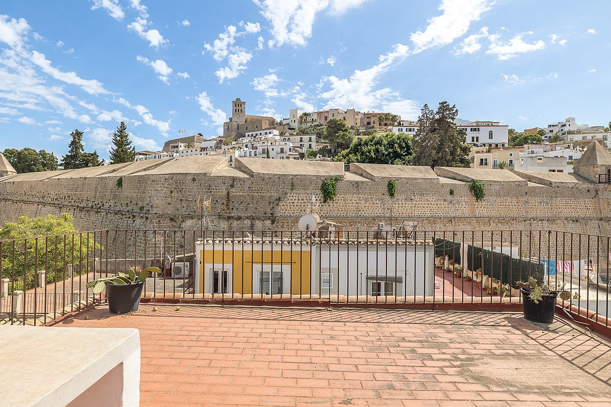 Fully renovated penthouse in prime La Marina location - 1