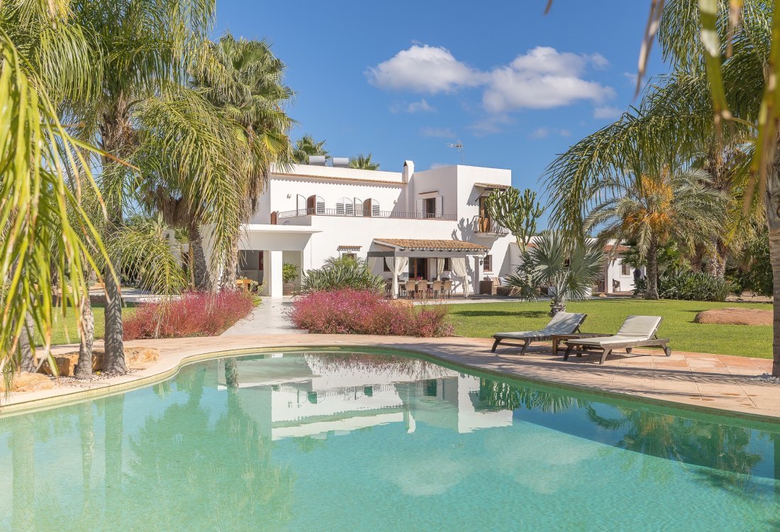 Villa ibicenca con licencia turística y centro de jardinería rentable - 51