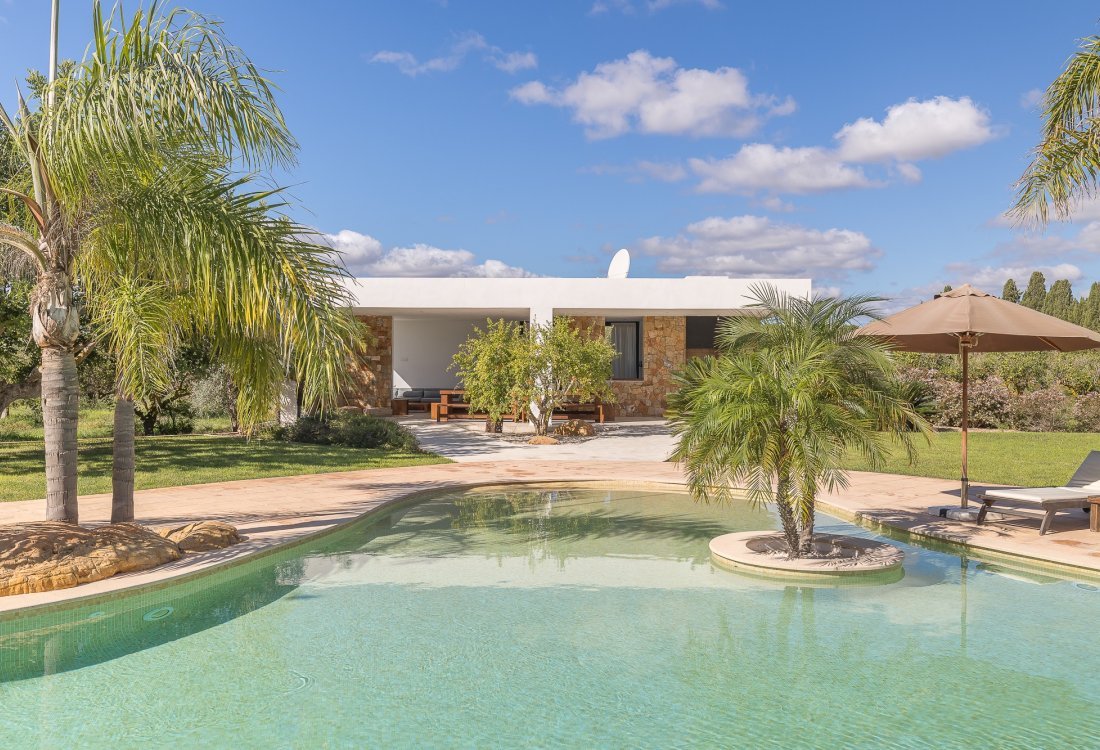 Villa ibicenca con licencia turística y centro de jardinería rentable - 30