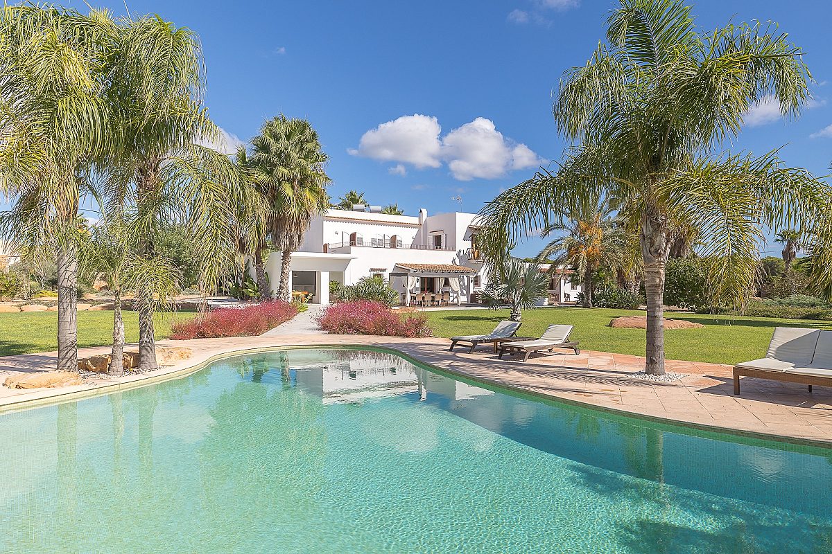 Villa ibicenca con licencia turística y centro de jardinería rentable - 1