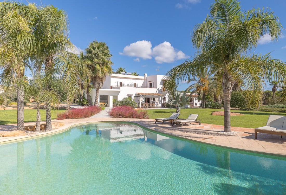 Villa ibicenca con licencia turística y centro de jardinería rentable - 1