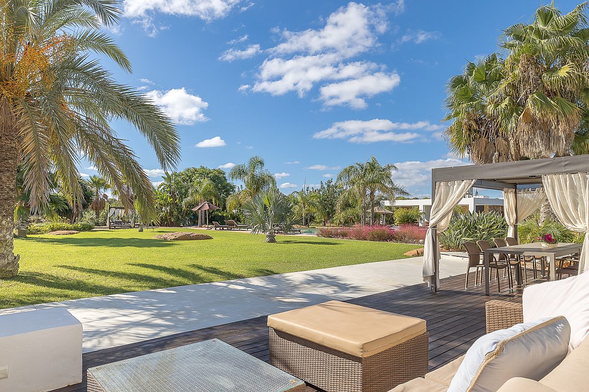 Villa ibicenca con licencia turística y centro de jardinería rentable - 12
