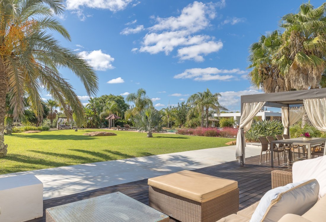 Villa ibicenca con licencia turística y centro de jardinería rentable - 12