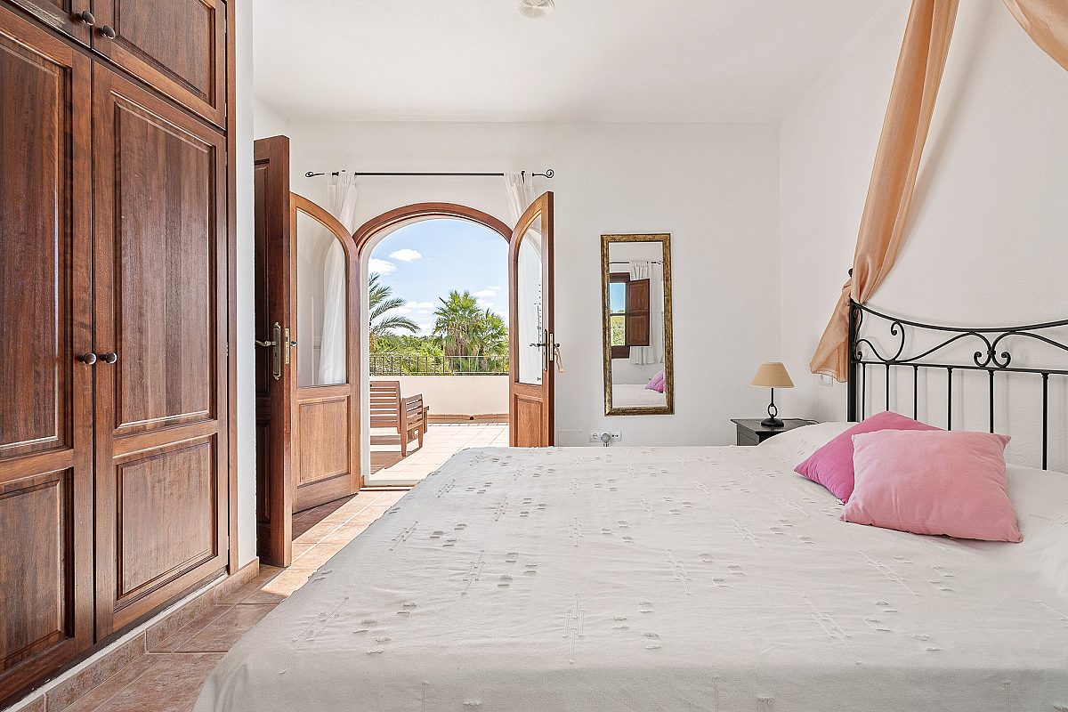 Villa ibicenca con licencia turística y centro de jardinería rentable - 4